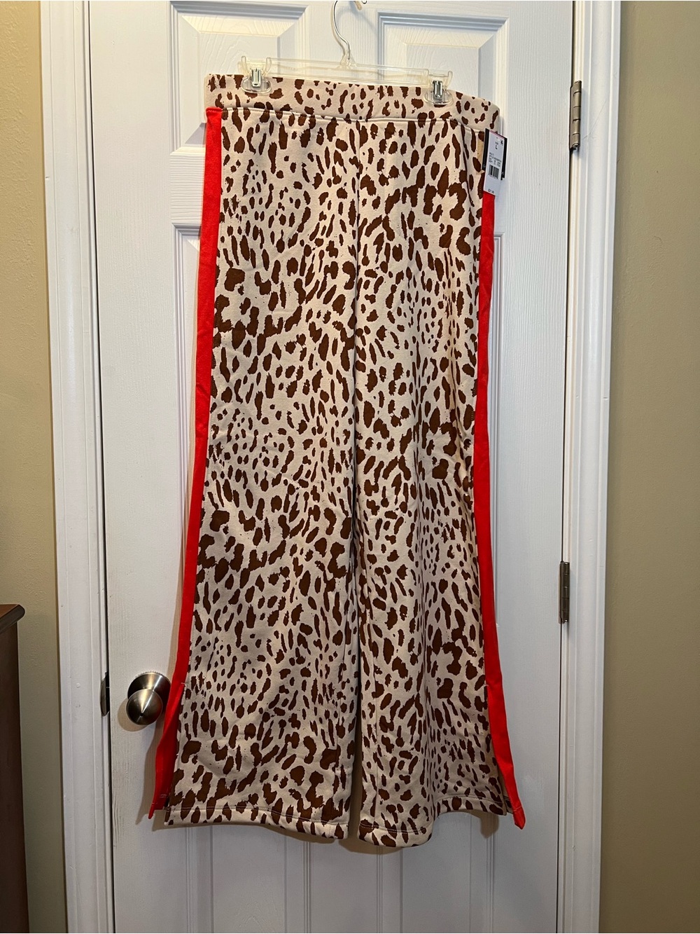 🦋 NWT Leopard Print Wide-Leg Track Pants with Red Side Stripe size large - Picture 2 of 6